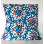 coussin-40x40-face-fleurs-saumon-sur-fond-bleu