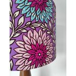 gros-plan-lampe-pied-bois-aj-fleurs-parmes