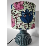 lampe-pied-bleu-canard-aj-vert-pale-fleurs-bleues-et-roses