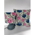 lampe-et-coussin-40x40-vert-pale-fleurs-roses-et-bleues