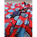veste yazu rouge avec collier bleu