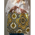 une jeune femme tient un sac corries jaune