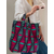 jeune femme tenant sac oeil de chat rose et vert