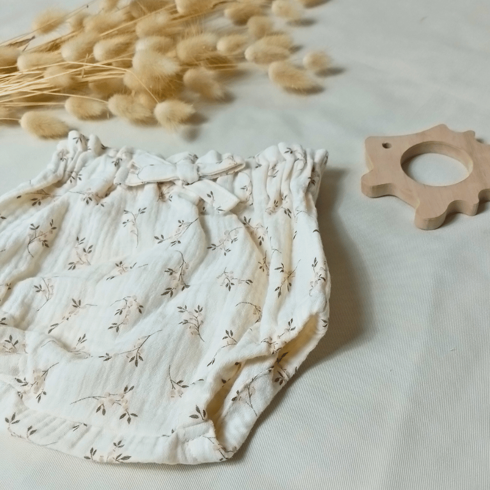 bloomer-bebe-beige-fleuris-en-double-gaze-de-coton-oeko-tex-fait-main-en-france-petit-martin