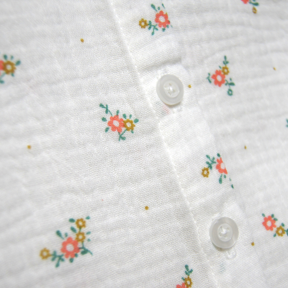 bouton dans le dos-blouse blanche fleuris
