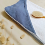 cape-sortie-de-bain-bebe-bleu-coton-oeko-tex-fait-main-en-france-la-cigogne-de-lily