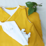 gigoteuse-jaune-pitigaia-12-24-mois-doudou-blanc-coton-bio-gots-fait-main-en-france-pour-bebe