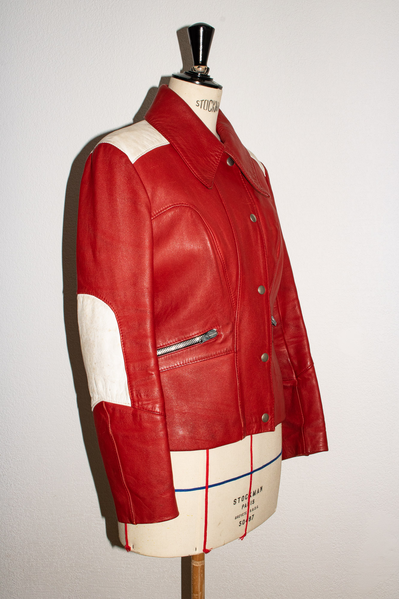 FELICITA-VESTE VINTAGE EN CUIR ROUGE ET EMPIECEMENTS BLANCS-3