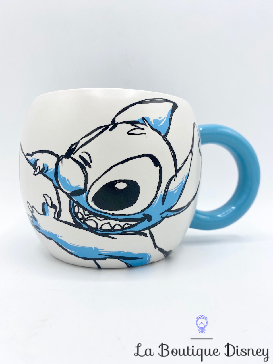 https://media.cdnws.com/_i/285672/11666/2873/67/tasse-stitch-dessin-peinture-seau-eau-disney-store-mug-boule-1.jpeg