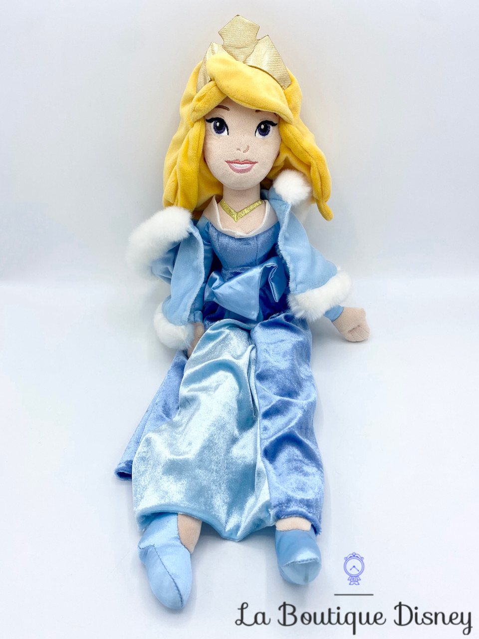 Poupée chiffon Aurore Hiver Disney Store 2014 La Belle au Bois Dormant peluche princesse cape manteau bleu 52 cm