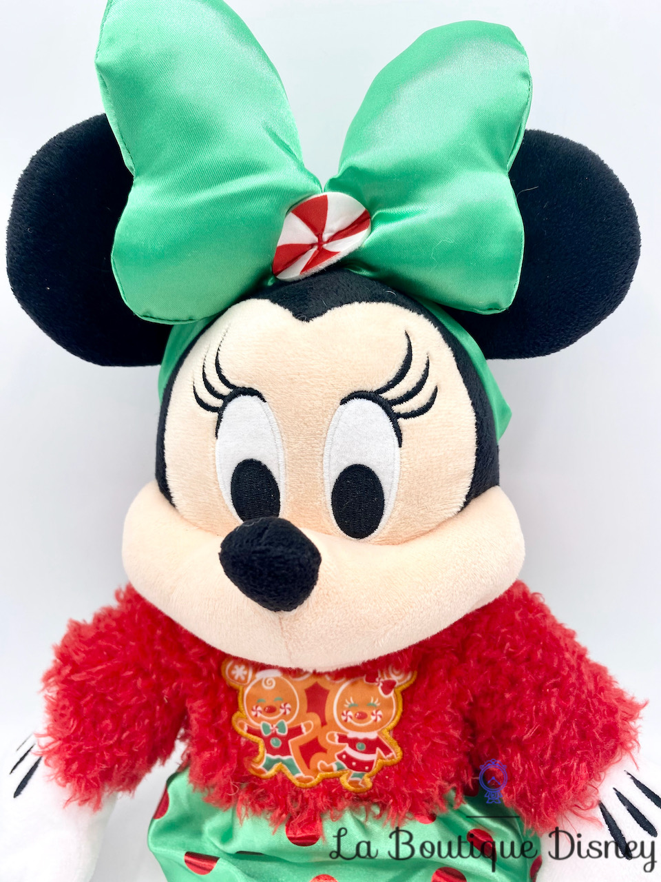 Peluche Minnie Mouse Noël Disney Store 2020 Holiday Cheer rouge vert 44 cm  - Peluches/Peluches Disney Store - La Boutique Disney