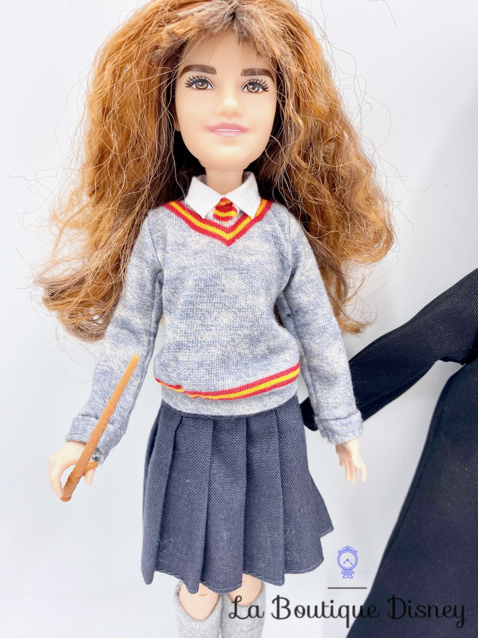 Harry Potter Poupée articulée Hermione Granger de 24 cm en uniforme  Gryffondor en tissu avec baguette magique, à collectionner, jouet enfant,  FYM51
