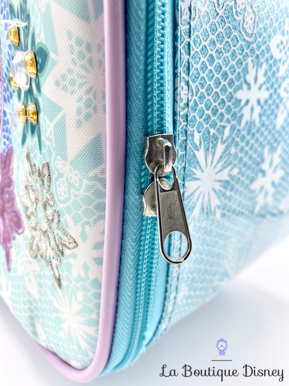 valise-la-reine-des-neiges-disney-store-roulettes-malette-paillettes-anna-elsa-bleu-violet-15