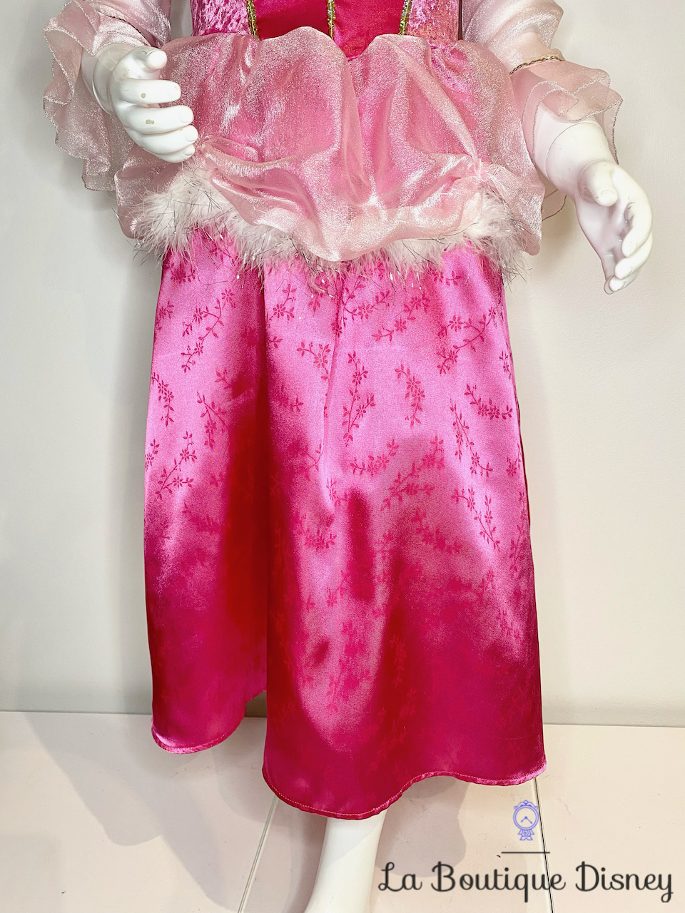 déguisement-aurore-la-belle-au-bois-dormant-disney-store-exclusive-robe-princesse-rose-fourrure-7