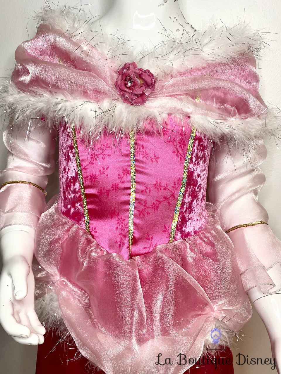 déguisement-aurore-la-belle-au-bois-dormant-disney-store-exclusive-robe-princesse-rose-fourrure-8