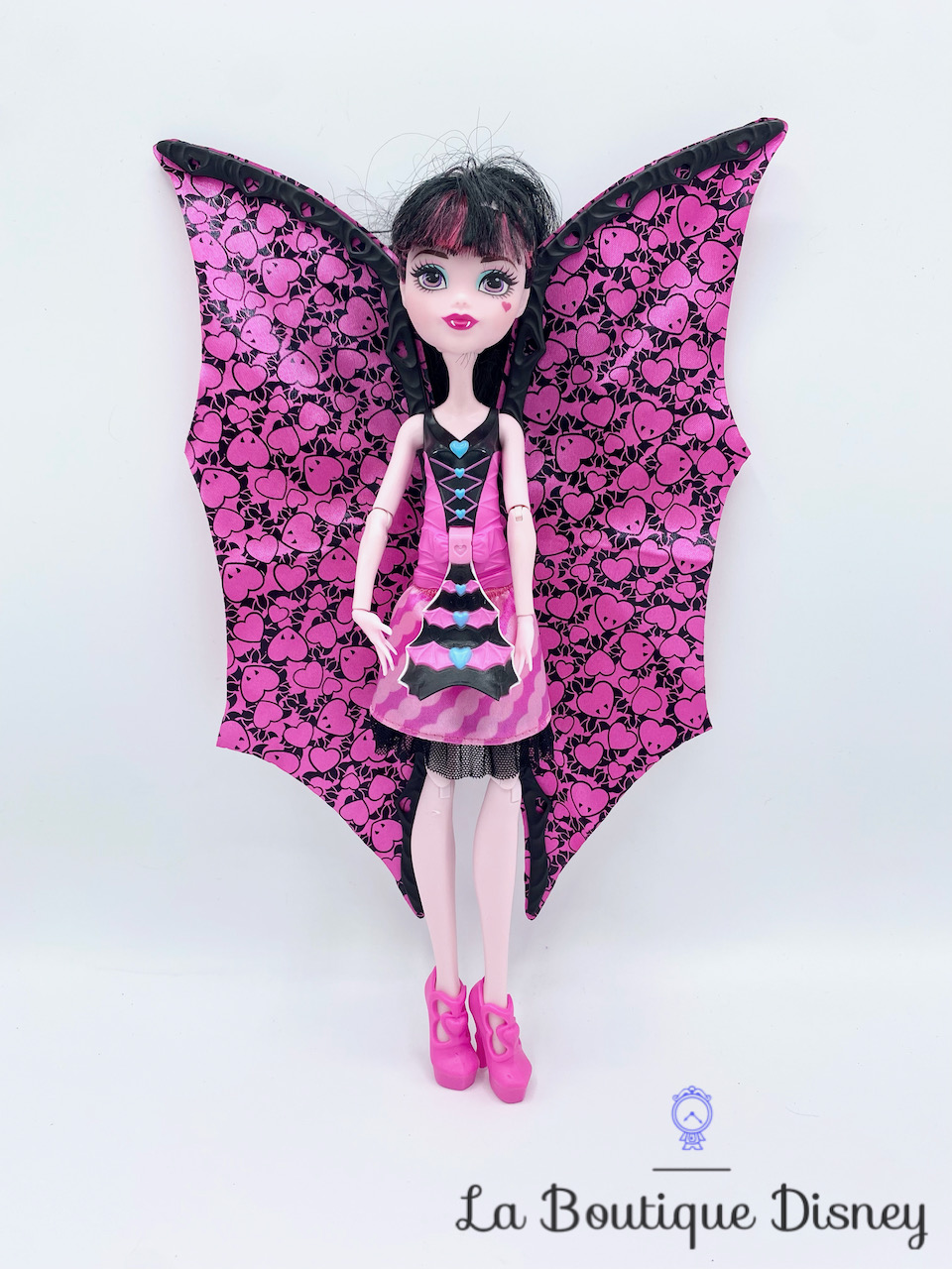 https://media.cdnws.com/_i/285672/1614/838/15/poupee-monster-high-draculaura-papillon-vampire-rose-1.jpeg