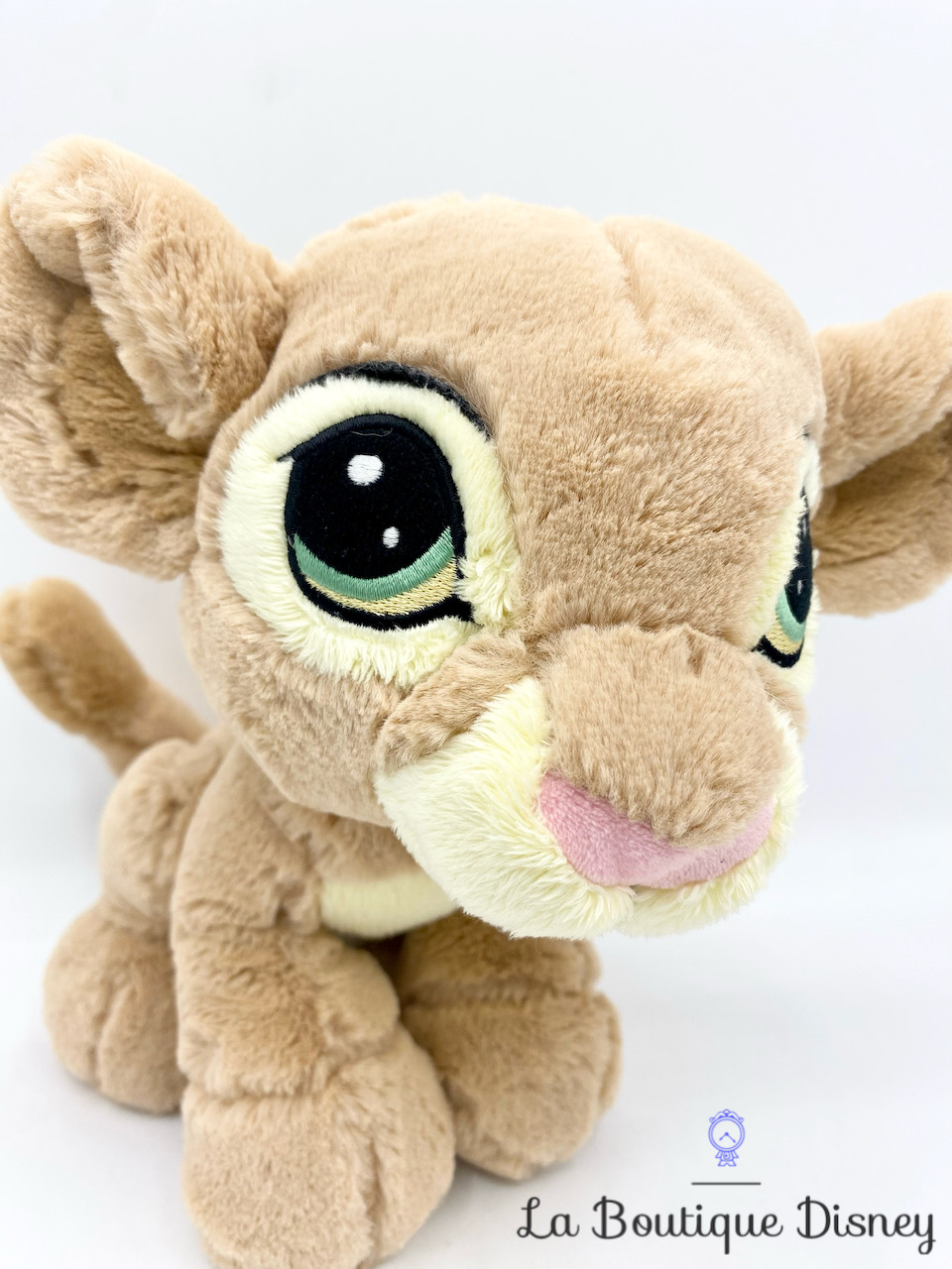 peluche-nala-le-roi-lion-disney-parks-disneyland-lion-beige-gros-yeux-2