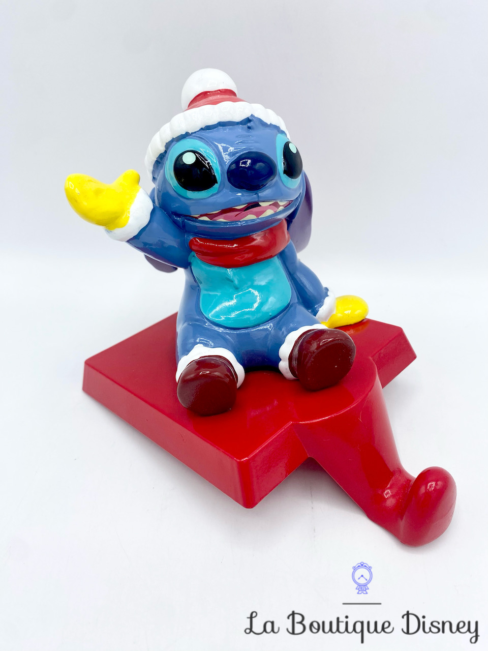 Figurine résine Stitch Noël Stocking Holder Disney Primark Limited Lilo et Stitch socle rouge luge 14 cm