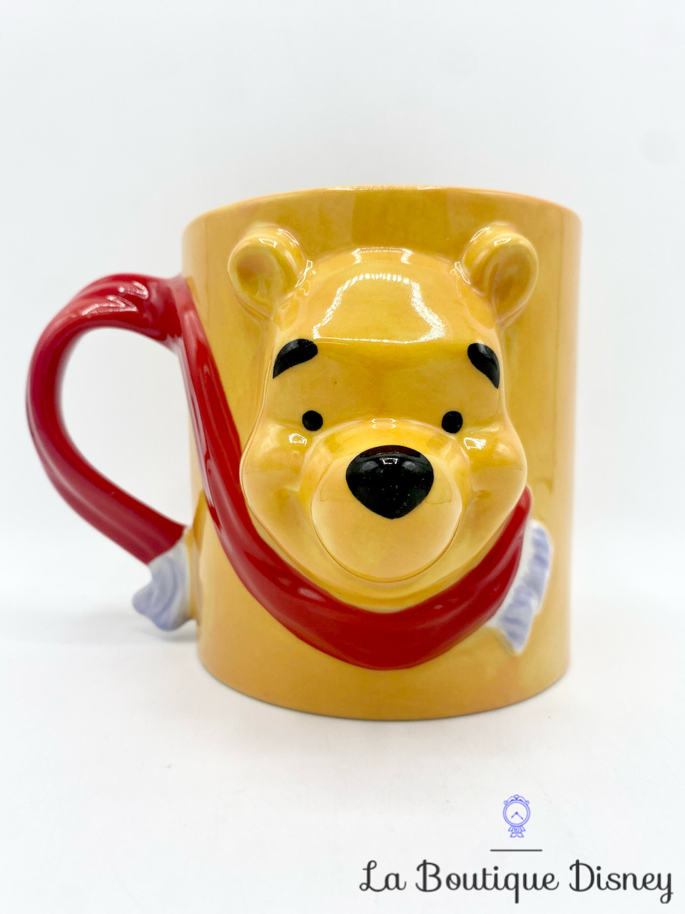Tasse Winnie l\'ourson Disney Store rouge jaune relief 3D