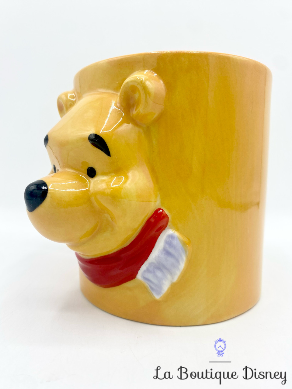 tasse-winnie-ourson-3D-disney-store-jaune-rouge-relief-1