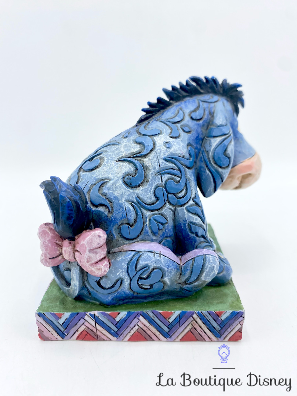 figurine-showcase-collection-bourriquet-fidèle-compagnon-disney-traditions-jim-shore-winnie-ourson-true-blue-companion-4010025-7
