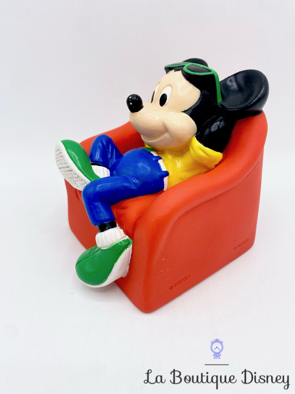 Tirelire Tatoueuse Sur Canapé – Figurine 18 Cm Poly Multicolore | Idée Cadeau Originale Pour Tatouage & Épargne