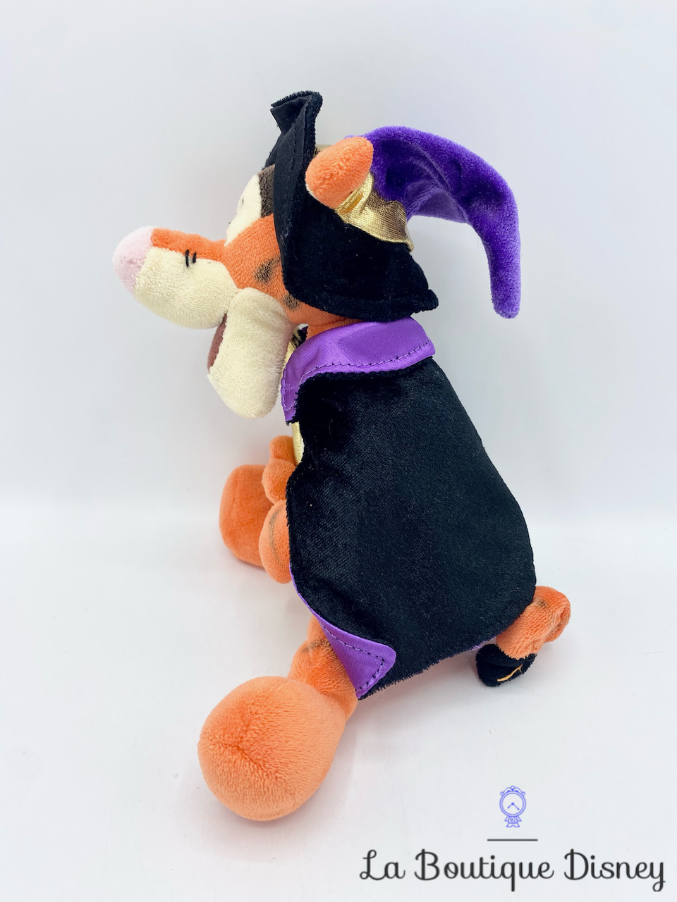 peluche-tigrou-sorcier-halloween-disneyland-paris-disney-winnie-ourson-collection-baguette-magique-violet-3