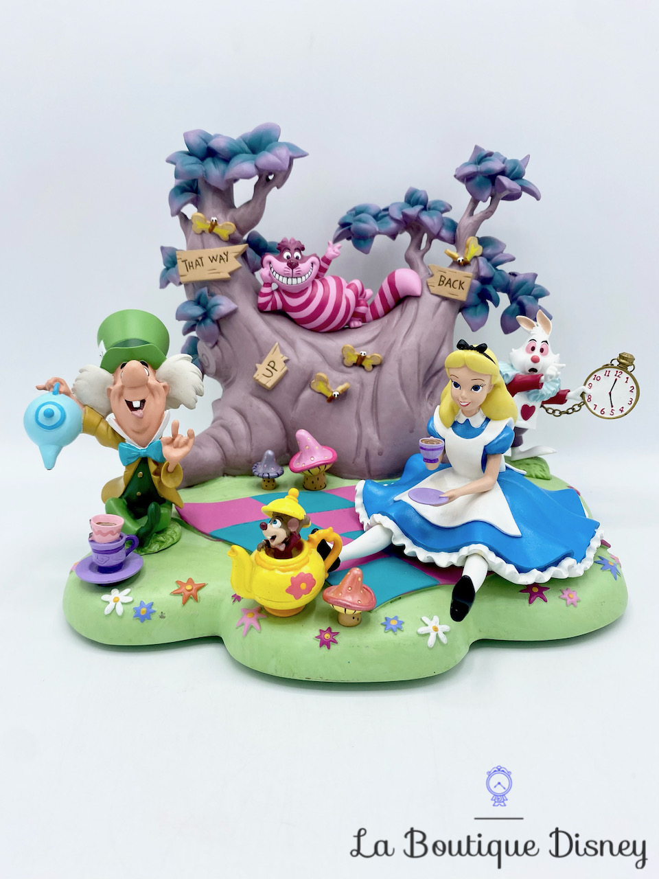 Figurine scène Alice au Pays des Merveilles Thé Disney Parks Disneyland Paris 1ère édition résine Chapelier Cheshire Lapin Arbre