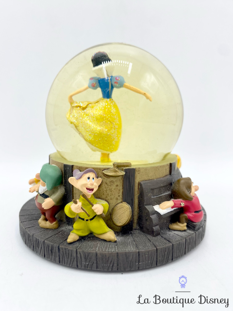 Mini boule à neige exclusive à Blanche-Neige Disney Store exclusive avec  Blanche-Neige, Grincheux et Dopey Livraison gratuite -  France