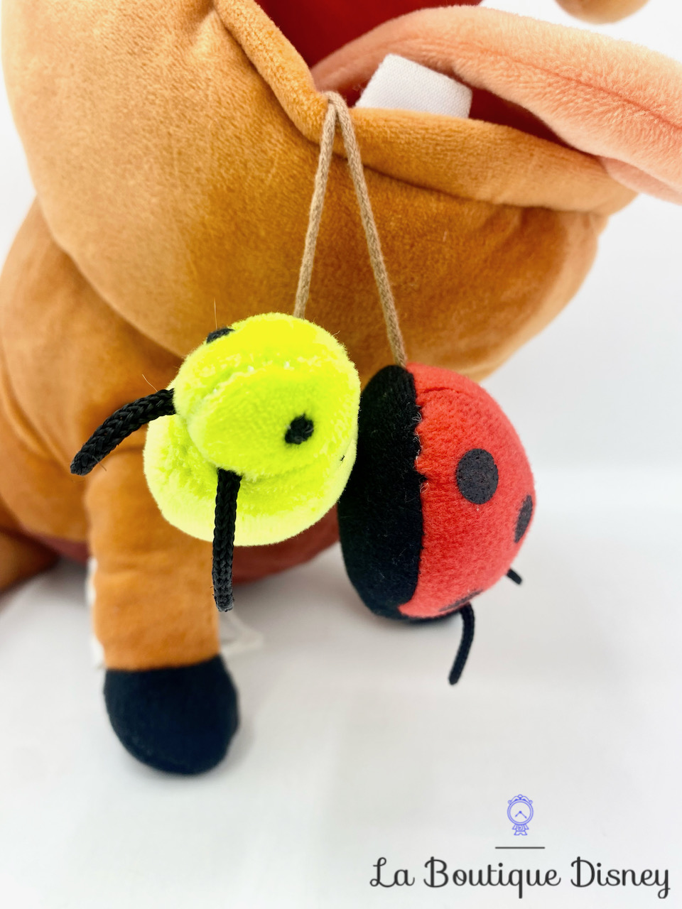 peluche-pumbaa-insectes-disney-store-shopdisney-le-roi-lion-phacochère-marron-coccinelle-2