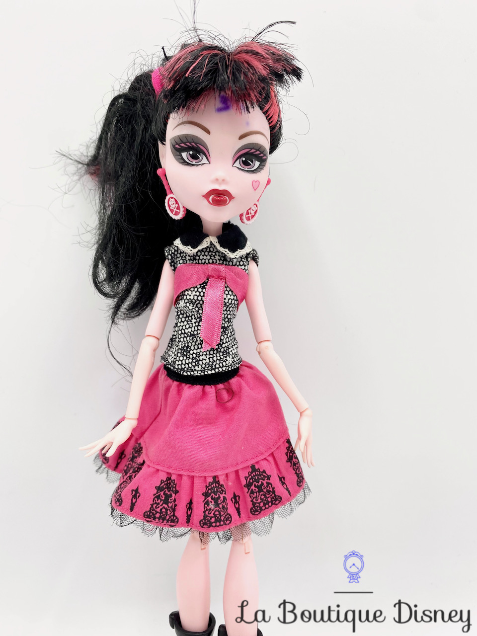 poupée-monster-high-draculaura-photo-de-classe-noir-rose-3