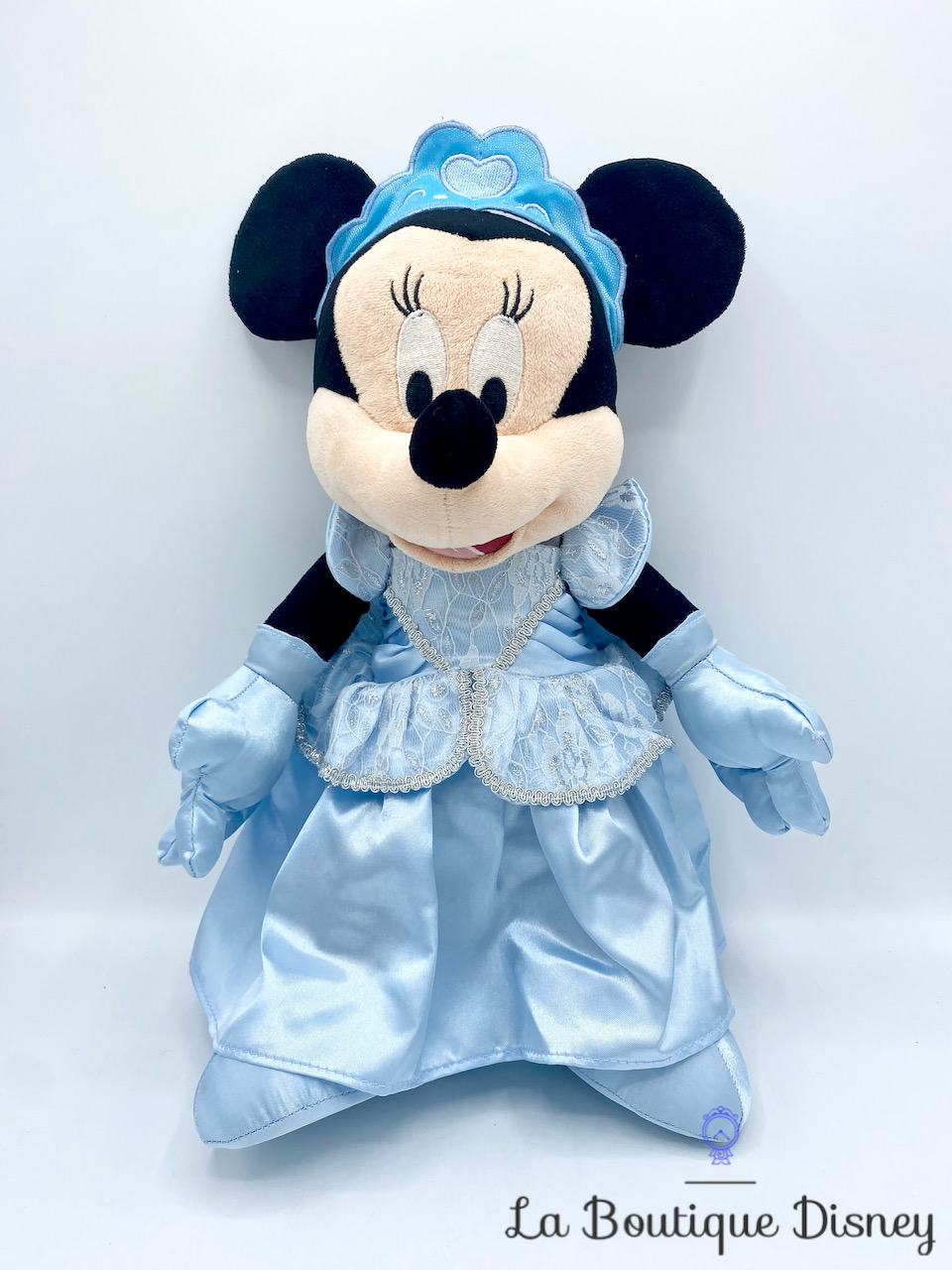 Peluche Minnie Cendrillon Disneyland Paris Disney princesse robe bleu 40 cm  - Peluches/Peluches Disneyland - La Boutique Disney