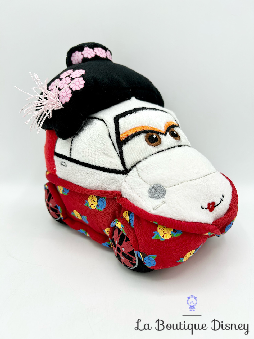 Peluche Okuni Cars 2 Disney Store voiture Japon geisha rouge
