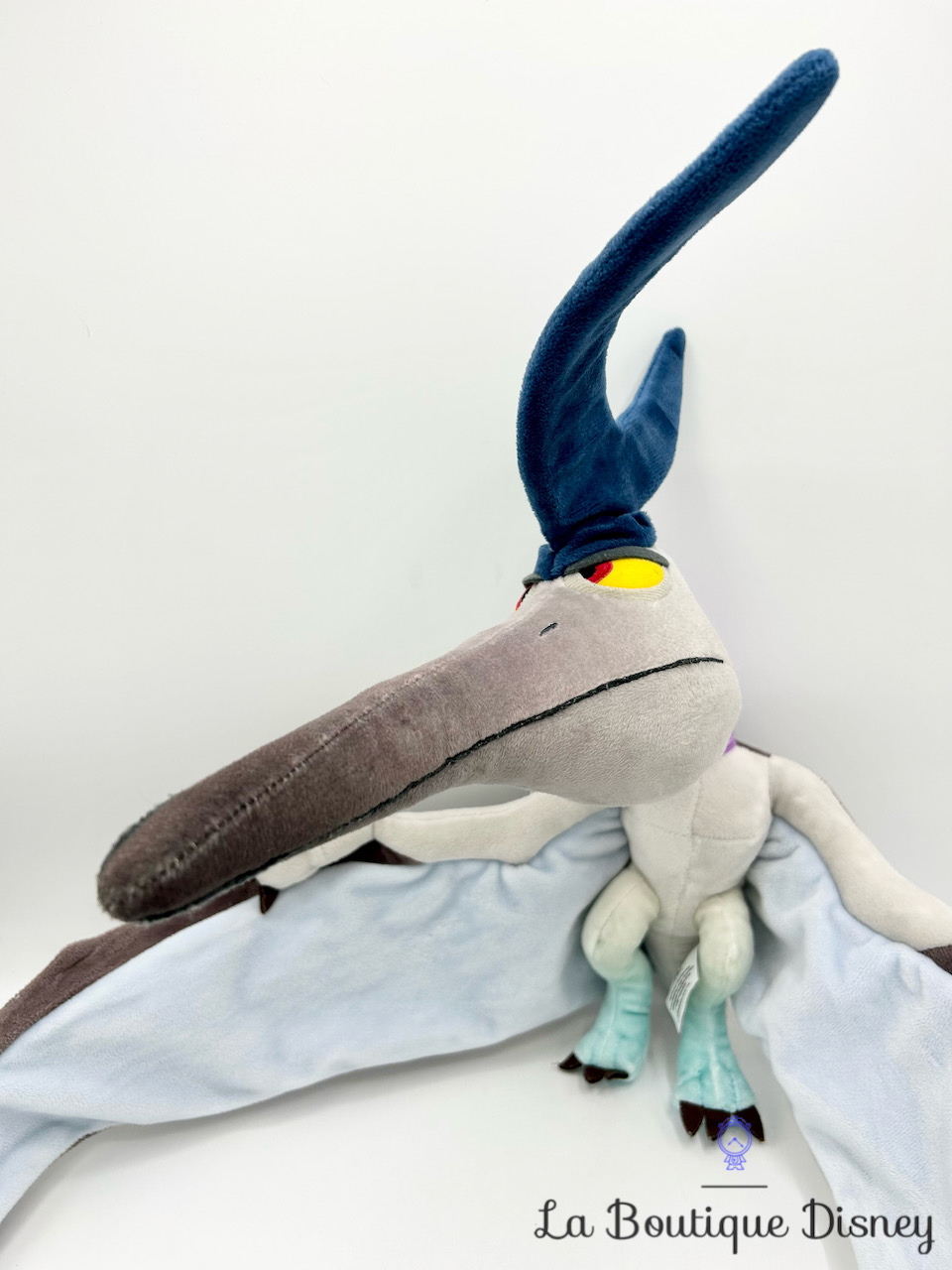 peluche-coup-de-tonerre-disney-store-le-voyage-arlo-méchant-oiseau-écusson-4