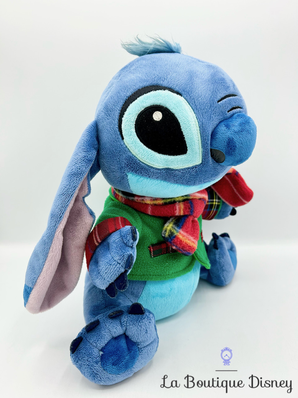 Peluche Stitch Noël Disney Store 2012 monstre manteau vert écharpe écusson  30 cm - Peluches/Peluches Disney Store - La Boutique Disney