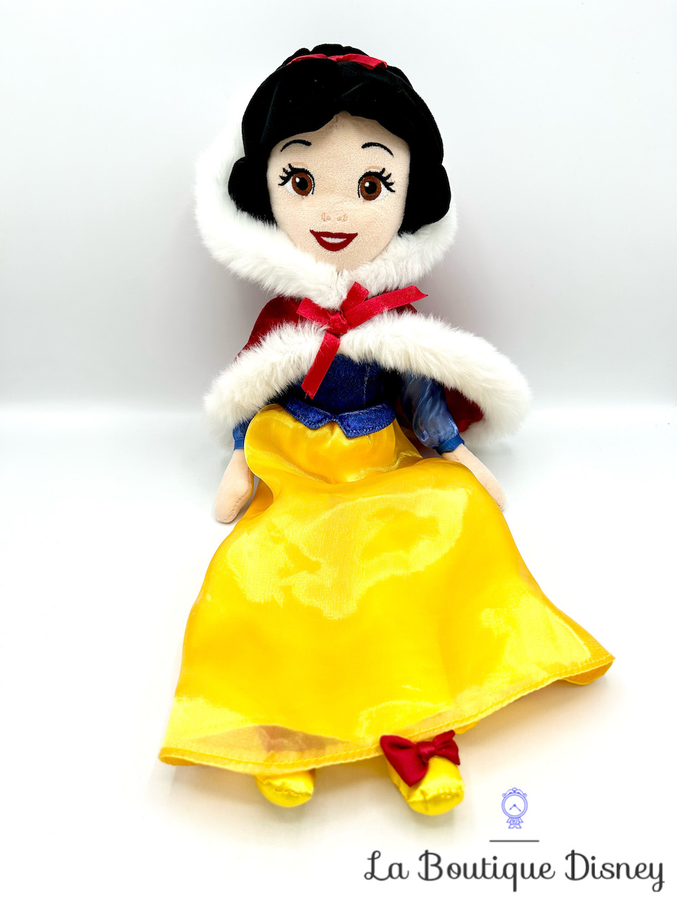 Poupée chiffon Blanche Neige Hiver Disney Store 2019 peluche princesse manteau cape rouge 48 cm