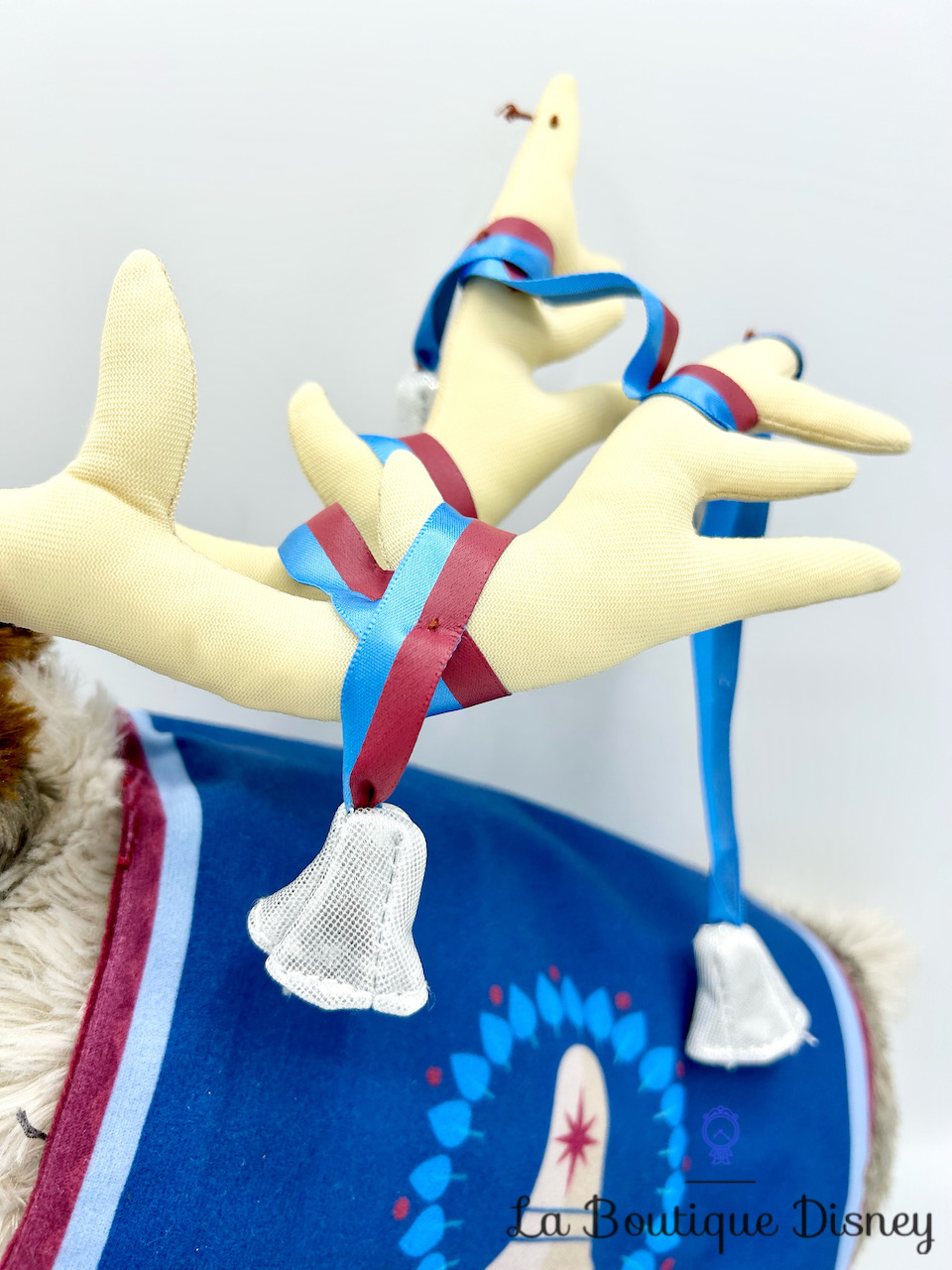 peluche-sven-joyeuses-fetes-avec-olaf-disney-store-la-reine-des-neiges-couverture-nordique-3