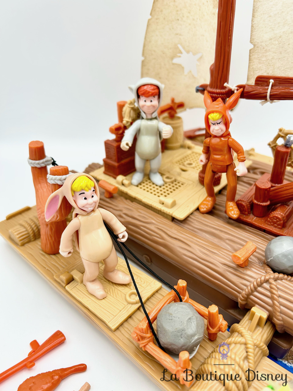 Figurine Le Jumeau Enfant Perdu Peter Pan Pirates Disney Heroes Famosa  radeau - Figurines/Autres figurines - La Boutique Disney