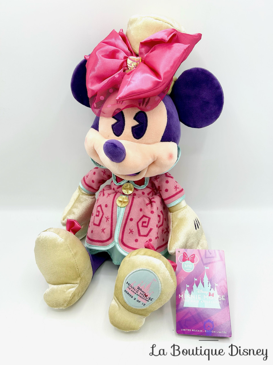 Peluche Minnie Mouse The Main Attraction 3 sur 12 Mad Tea Party Disney Store 2020 Édition limitée 43 cm