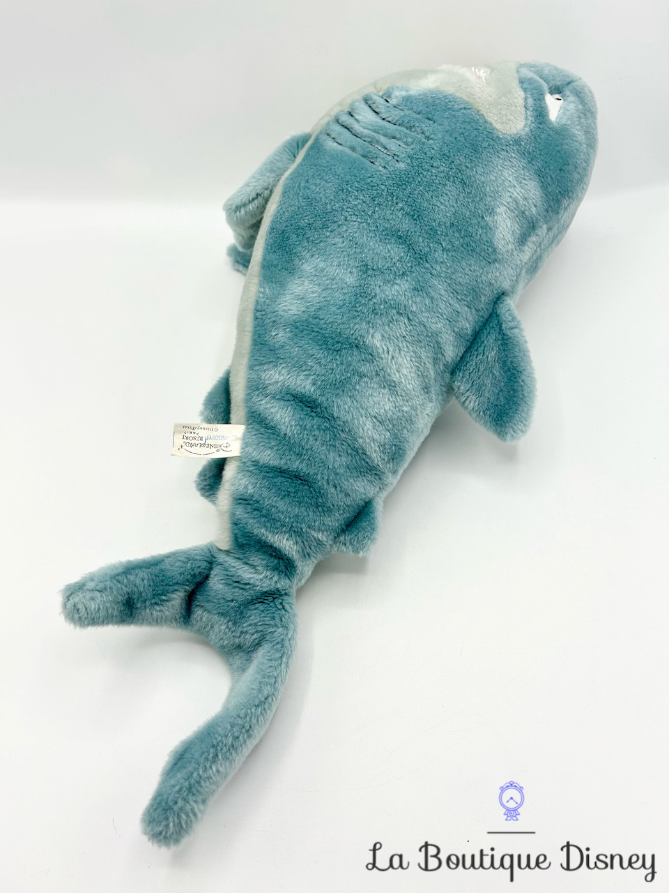 peluche-bruce-requin-bleu-le-monde-de-némo-disneyland-paris-disney-xxl-5