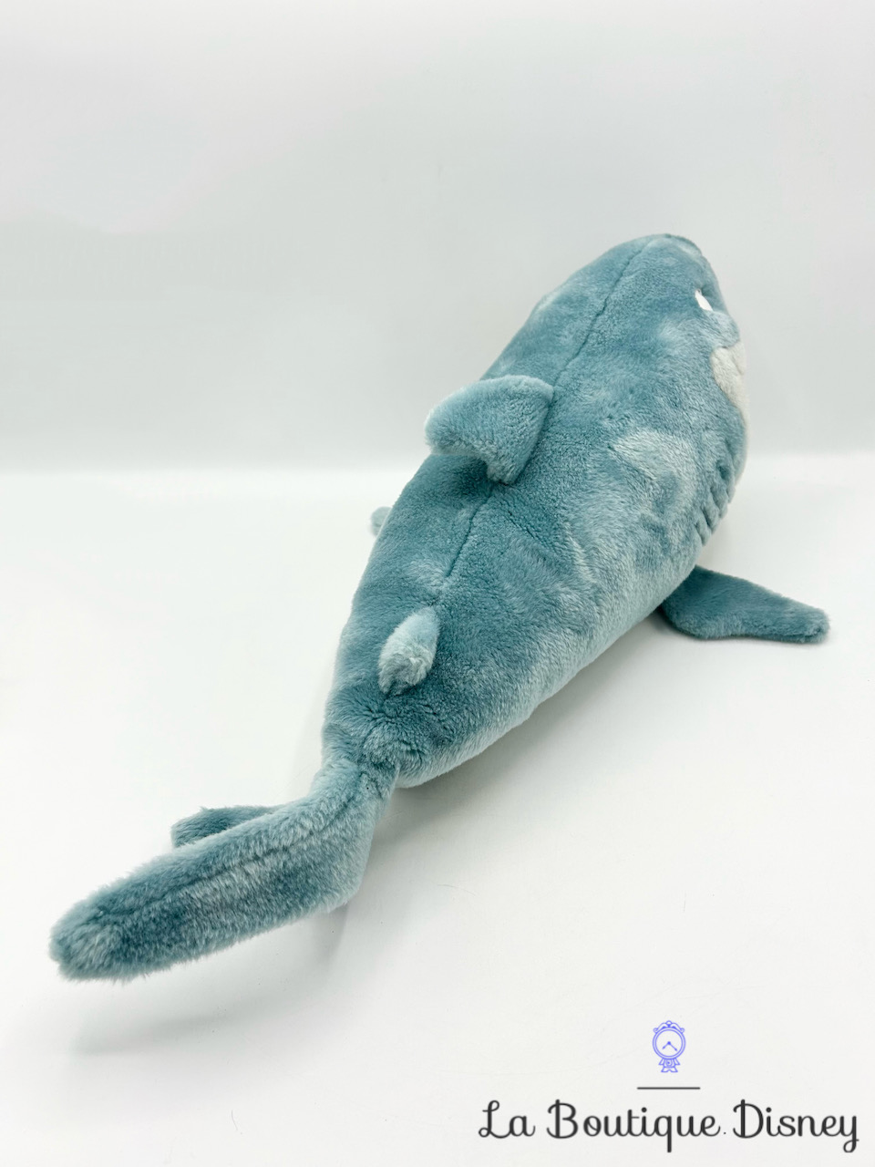 peluche-bruce-requin-bleu-le-monde-de-némo-disneyland-paris-disney-xxl-6