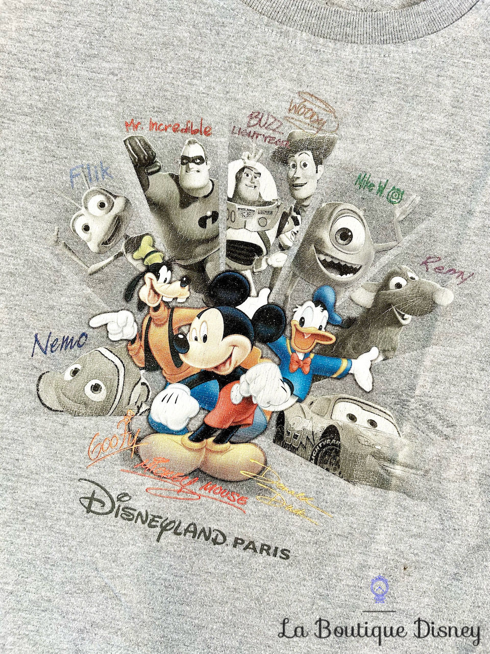 tee-shirt-disneyland-paris-personnages-autographes-gris-1
