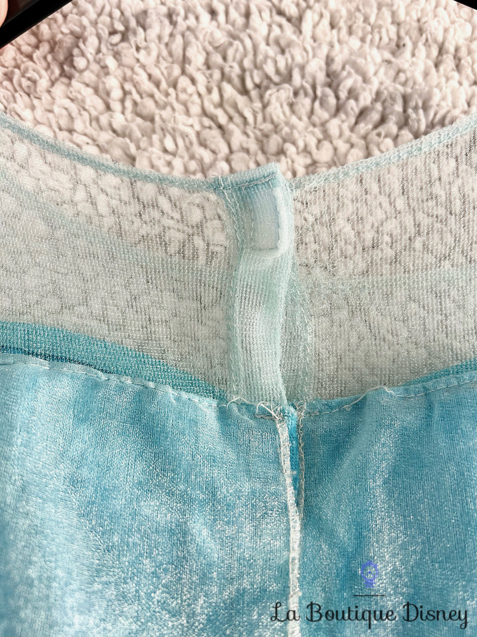 déguisement-elsa-la-reine-des-neiges-disney-store-robe-princesse-sequins-bleu-7