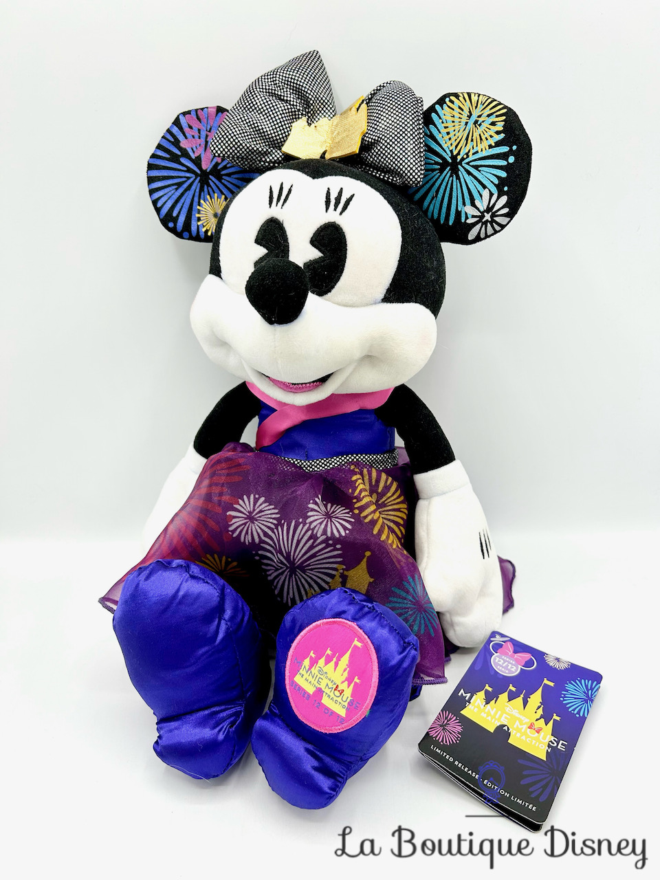 Peluche Minnie Mouse The Main Attraction 12 sur 12 Castle Château Feu d\'artifice Disney Store 2020 Édition limitée 43 cm