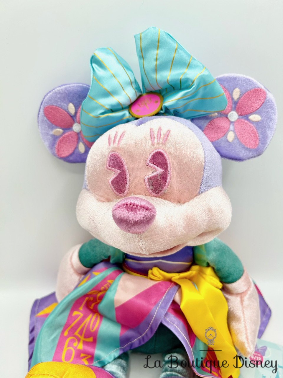 peluche-minnie-mouse-main-attraction-4-12-its-a-small-world-disney-store-édition-limitée-4