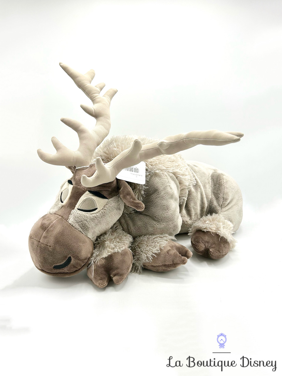 peluche-sven-couché-xxl-disney-parks-2019-disneyland-renne-gris-dort-la-reine-des-neiges-3