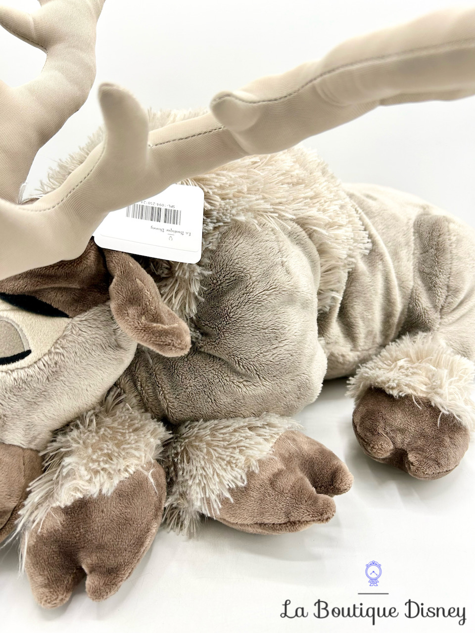 peluche-sven-couché-xxl-disney-parks-2019-disneyland-renne-gris-dort-la-reine-des-neiges-6
