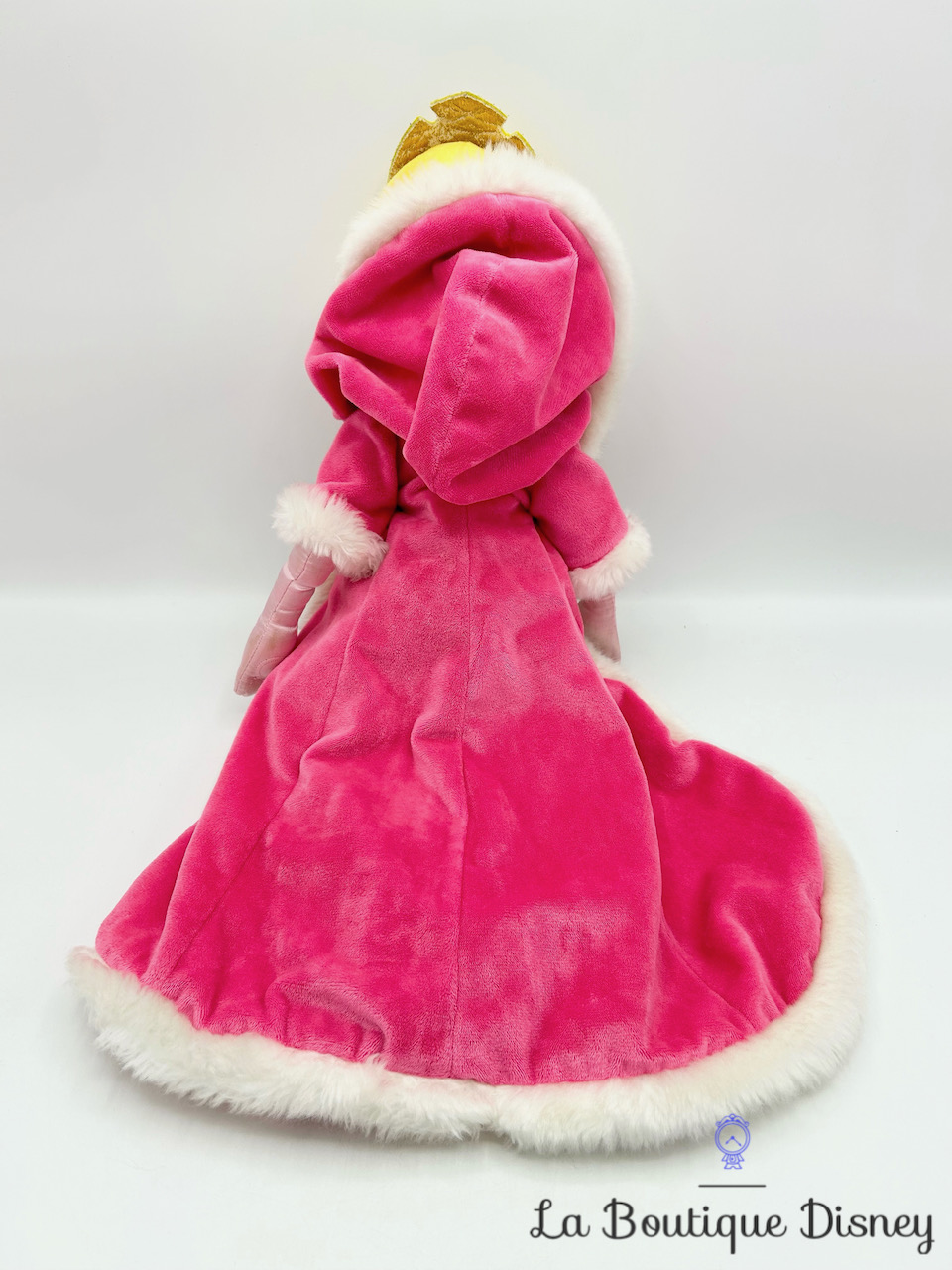 poupée-chiffon-aurore-hiver-cape-disney-store-écusson-la-belle-au-bois-dormant-peluche-princesse-manteau-6