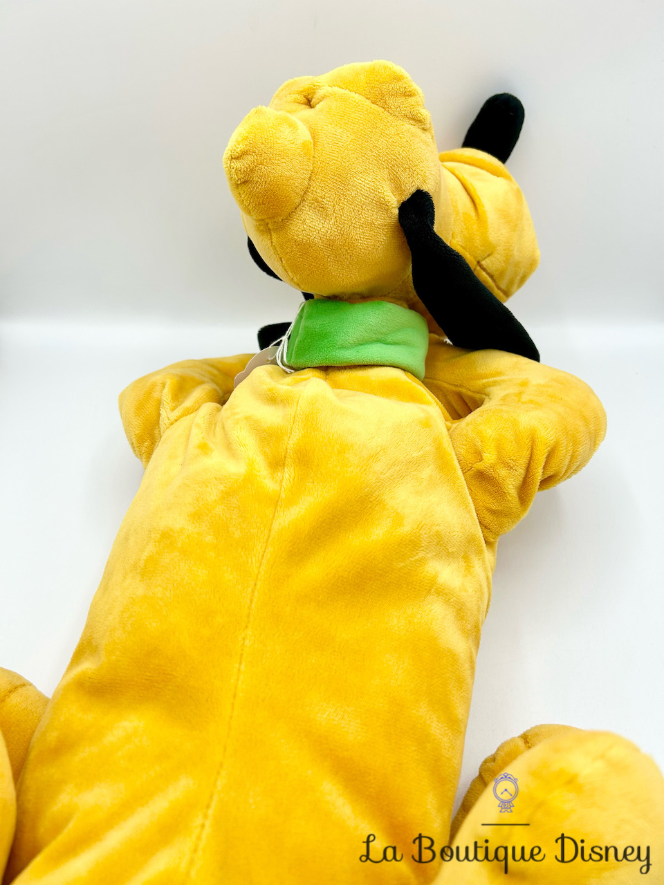 peluche-pluto-coussin-couché-disney-parks-disneyland-chien-jaune-dort-oreiller-2