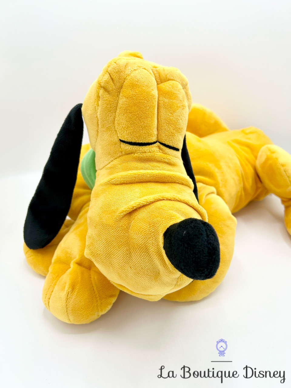 peluche-pluto-coussin-couché-disney-parks-disneyland-chien-jaune-dort-oreiller-4